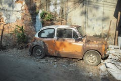 Fiat rocznika brązu brzmienia stary klasyczny samochodowy sepiowy stary beton łamający ceglany tło bezczasowy zdjęcie stock Fiat rocznika brązu brzmienia stary klasyczny samochodowy sepiowy stary beton łamający ceglany tło bezczasowy zdjęcie stock
