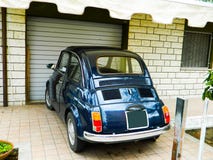 Fiat é um carro pequeno italiano da cidade produziu desde 1957 até 1975 por automóveis de Fiat Carro italiano do vintage mini foto de stock Fiat é um carro pequeno italiano da cidade produziu desde 1957 até 1975 por automóveis de Fiat Carro italiano do vintage mini foto de stock