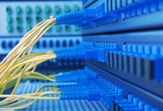 Fiberkabelserve med teknologistil mot optiskt för fiber royaltyfria foton Fiberkabelserve med teknologistil mot optiskt för fiber royaltyfria foton