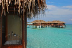 Ficar no bungalow de Overwater durante férias fotografia de stock Ficar no bungalow de Overwater durante férias fotografia de stock