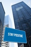 Ficar positivo contra a opinião de baixo ângulo dos arranha-céus fotografia de stock Ficar positivo contra a opinião de baixo ângulo dos arranha-céus fotografia de stock
