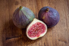 Fichi maturi del taglio ed interi sparati dall'angolo alto fotografia stock libera da diritti Fichi maturi del taglio ed interi sparati dall'angolo alto fotografia stock libera da diritti