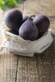 Fichi maturi sulla tabella di legno rustica Fichi freschi sulla tabella di legno rustica Bio- frutti per la prima colazione, o il fotografia stock libera da diritti Fichi maturi sulla tabella di legno rustica Fichi freschi sulla tabella di legno rustica Bio- frutti per la prima colazione, o il fotografia stock libera da diritti