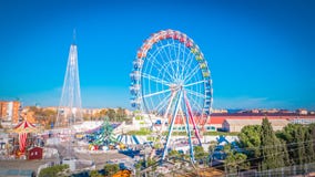 Fiera festiva di Natale con una ruota panoramica in Torrejon de Ardoz vicino a Madrid, Spagna fotografia stock Fiera festiva di Natale con una ruota panoramica in Torrejon de Ardoz vicino a Madrid, Spagna fotografia stock