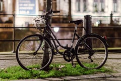 Fiets die op eigenaars bij nachtstraat wachten royalty-vrije stock fotografie Fiets die op eigenaars bij nachtstraat wachten royalty-vrije stock fotografie