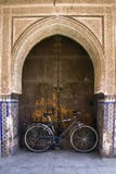 Fiets die tegen een deur onder een overwelfde galerij leunt stock afbeeldingen Fiets die tegen een deur onder een overwelfde galerij leunt stock afbeeldingen