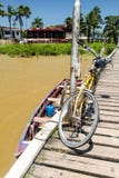 Fiets op een houten pijler dichtbij Paramaribo, kapitaal van Surina stock afbeeldingen Fiets op een houten pijler dichtbij Paramaribo, kapitaal van Surina stock afbeeldingen