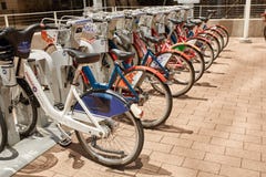 Fietsen beschikbaar voor huur in Denver Van de binnenstad, Colorado stock afbeelding Fietsen beschikbaar voor huur in Denver Van de binnenstad, Colorado stock afbeelding