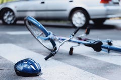 Fietser bij de voetgangersoversteekplaats wordt geraakt die stock foto's Fietser bij de voetgangersoversteekplaats wordt geraakt die stock foto's