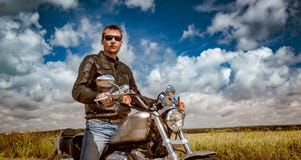 Fietser op een motorfiets stock fotografie Fietser op een motorfiets stock fotografie