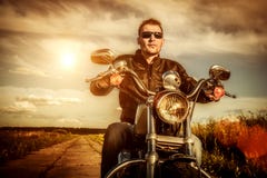 Fietser op een motorfiets royalty-vrije stock afbeeldingen Fietser op een motorfiets royalty-vrije stock afbeeldingen