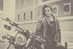 Fietsermeisje in een leerjasje op een motorfiets royalty-vrije stock afbeelding Fietsermeisje in een leerjasje op een motorfiets royalty-vrije stock afbeelding