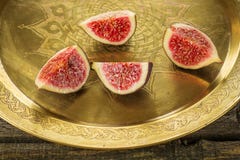 Fig. op uitstekende koperschotel met traditioneel oosters ornament sluiten omhoog stock foto Fig. op uitstekende koperschotel met traditioneel oosters ornament sluiten omhoog stock foto