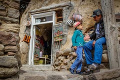 Figlio che gioca con suo padre sulla via Kandovan fotografia stock Figlio che gioca con suo padre sulla via Kandovan fotografia stock