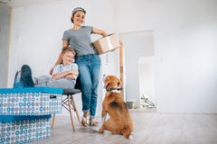 Figlio e cane di spirito di madre in nuovo appartamento immagini stock Figlio e cane di spirito di madre in nuovo appartamento immagini stock
