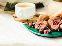 Figos do chocolate das trufas, bagas frescas e abacates Bola saud?vel caseiro dos doces do vegetariano nas m?os de uma jovem mulh imagem de stock royalty free Figos do chocolate das trufas, bagas frescas e abacates Bola saud?vel caseiro dos doces do vegetariano nas m?os de uma jovem mulh imagem de stock royalty free