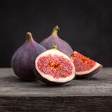 Figues fraîches avec des tranches Photo stock Figues fraîches avec des tranches Photo stock