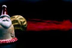 Figura de Santa Claus, bola brillada de oro de la Navidad y fabr rojo foto de archivo Figura de Santa Claus, bola brillada de oro de la Navidad y fabr rojo foto de archivo