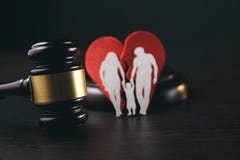 Figura e martelo da família na tabela Direitos familiares fotos de stock Figura e martelo da família na tabela Direitos familiares fotos de stock