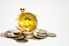 Figura esquelética que lleva a cabo un bitcoin de oro fotografía de archivo libre de regalías Figura esquelética que lleva a cabo un bitcoin de oro fotografía de archivo libre de regalías