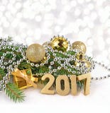figuras de oro de 2017 años y rama y decorat spruce de la Navidad Fotos de archivo libres de regalías figuras de oro de 2017 años y rama y decorat spruce de la Navidad Fotos de archivo libres de regalías