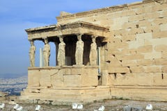 Figuras do patamar da cariátide do Erechtheion na acrópole em Atenas imagens de stock Figuras do patamar da cariátide do Erechtheion na acrópole em Atenas imagens de stock