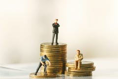 Figure condizione dell'uomo d'affari risparmio dei soldi investimento immagine stock libera da diritti Figure condizione dell'uomo d'affari risparmio dei soldi investimento immagine stock libera da diritti