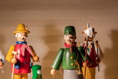 Figure di legno che stanno su uno scaffale Schiaccianoci, natale, simbolo; fotografia stock libera da diritti Figure di legno che stanno su uno scaffale Schiaccianoci, natale, simbolo; fotografia stock libera da diritti