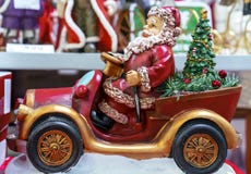 Figurina ceramica di Santa Claus sull'automobile immagine stock libera da diritti Figurina ceramica di Santa Claus sull'automobile immagine stock libera da diritti