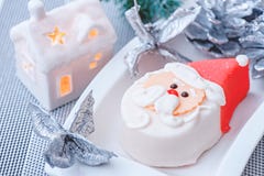 Figurine de Santa Claus de massepain sur la table de nouvelle année Conception du ` s de nouvelle année Décoration de la table de photos stock Figurine de Santa Claus de massepain sur la table de nouvelle année Conception du ` s de nouvelle année Décoration de la table de photos stock