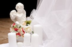 Figurine ангела со свечами и розами свадьбы стоковые изображения rf Figurine ангела со свечами и розами свадьбы стоковые изображения rf