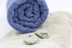 Fije de las toallas de baño con las flores secadas y las piedras azules del mar imagenes de archivo Fije de las toallas de baño con las flores secadas y las piedras azules del mar imagenes de archivo