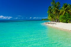 Fijiansk ö med den sandiga stranden och klart lagunvatten royaltyfri foto Fijiansk ö med den sandiga stranden och klart lagunvatten royaltyfri foto