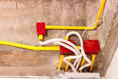 Fil électrique avant d'arrêter le plafond dans le bâtiment photos stock Fil électrique avant d'arrêter le plafond dans le bâtiment photos stock