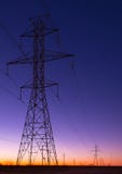 Fila de la torre de la línea eléctrica en la hora azul fotografía de archivo Fila de la torre de la línea eléctrica en la hora azul fotografía de archivo