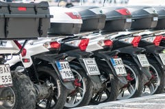 Fila de las vespas para el alquiler imágenes de archivo libres de regalías Fila de las vespas para el alquiler imágenes de archivo libres de regalías