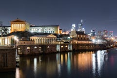 Filadelfia Art Museum e orizzonte alla notte fotografia stock libera da diritti Filadelfia Art Museum e orizzonte alla notte fotografia stock libera da diritti