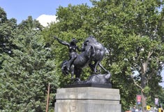 Filadelfia, PA, 3rd Lipiec: Amazonka atakował pantery statuy przodem Krajowy muzeum sztuki od Filadelfia w Pennsylwania usa zdjęcia royalty free Filadelfia, PA, 3rd Lipiec: Amazonka atakował pantery statuy przodem Krajowy muzeum sztuki od Filadelfia w Pennsylwania usa zdjęcia royalty free