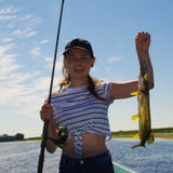 Filatura del luccio del pesce presa ragazza immagine stock libera da diritti Filatura del luccio del pesce presa ragazza immagine stock libera da diritti