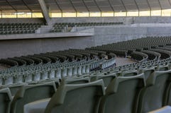File circolari di disposizione dei posti a sedere in un teatro vuoto di concerto fotografia stock libera da diritti File circolari di disposizione dei posti a sedere in un teatro vuoto di concerto fotografia stock libera da diritti