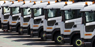 File dei camion di DHL immagini stock File dei camion di DHL immagini stock