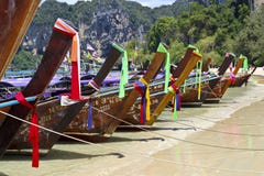 Fileira de barcos tradicionais do longtail em Tailândia fotografia de stock Fileira de barcos tradicionais do longtail em Tailândia fotografia de stock
