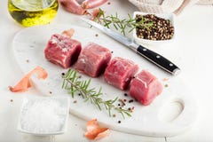 Filet de porc Viande crue avec des épices sur la planche à découper photo stock Filet de porc Viande crue avec des épices sur la planche à découper photo stock