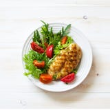 Filet grillé de poulet et salade de légume frais image stock Filet grillé de poulet et salade de légume frais image stock