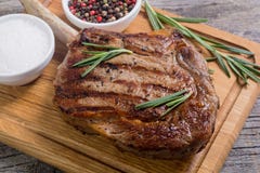 Filete asado a la parrilla de la hacha de guerra imágenes de archivo libres de regalías Filete asado a la parrilla de la hacha de guerra imágenes de archivo libres de regalías