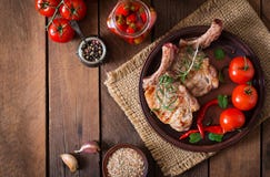 Filete jugoso asado a la parrilla en el hueso con las verduras en un fondo de madera Fotografía de archivo libre de regalías
