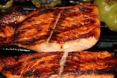 Filetes de color salmón asados a la parilla Filetes de color salmón asados a la parilla