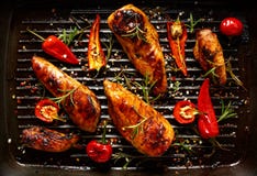 Filets grillés de poulet en marinade épicée en plus de piment sur une casserole de gril photo libre de droits Filets grillés de poulet en marinade épicée en plus de piment sur une casserole de gril photo libre de droits