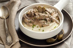 Filetto alla Stroganoff con le pur? di patate fotografia stock libera da diritti Filetto alla Stroganoff con le pur? di patate fotografia stock libera da diritti