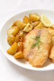 Filetto di pesce fritto con le patate al forno fotografie stock Filetto di pesce fritto con le patate al forno fotografie stock
